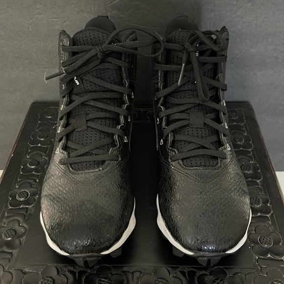 INDER ARMOUR BOYS ATHLETIC CLEATS - Picture 2 of 11